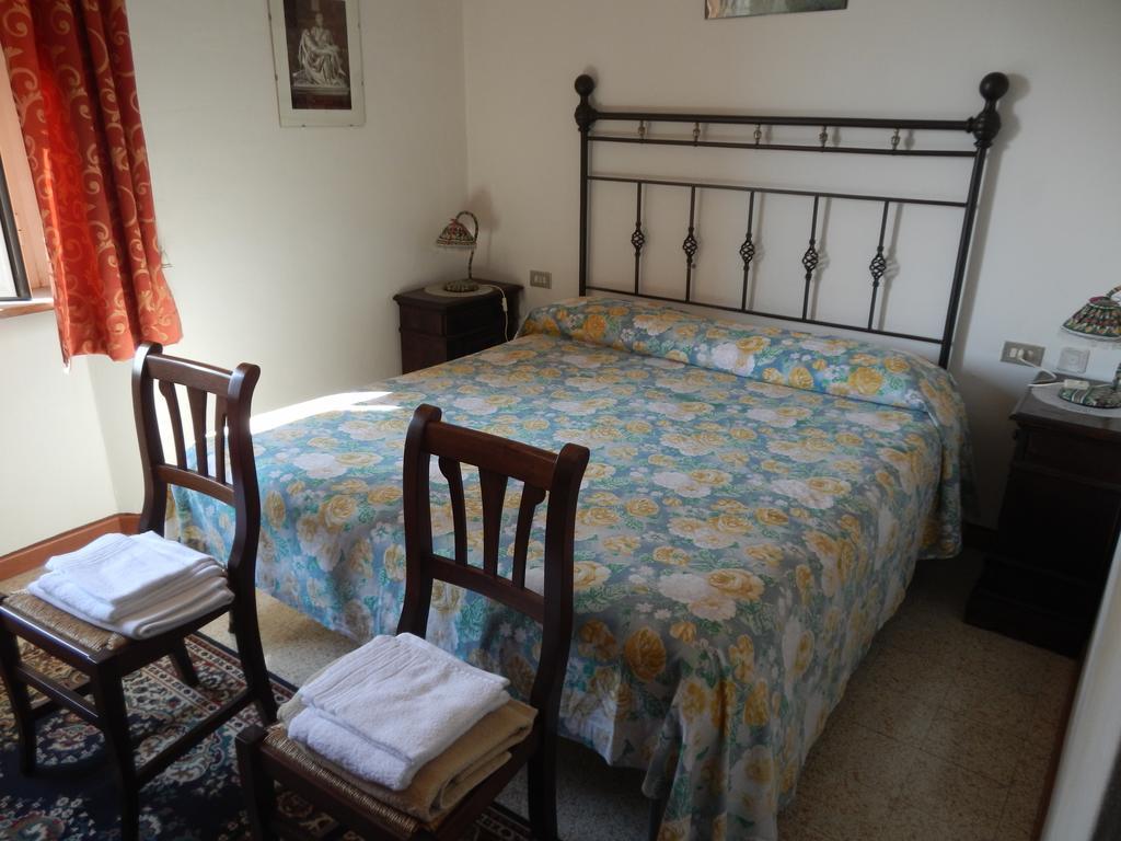Residence Il Colle Collestrada Szoba fotó